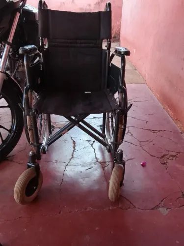 Cadeira de rodas, com poucas marcas de uso