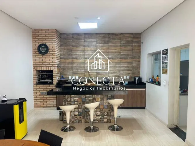 Excelente Casa à venda, com acabamento refinado em porcelanato e detalhes em gesso em todo