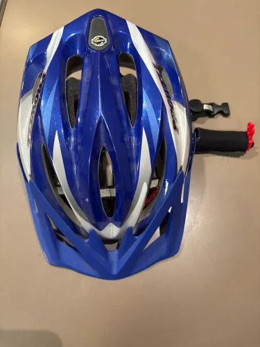 Capacete + bermuda ciclista
