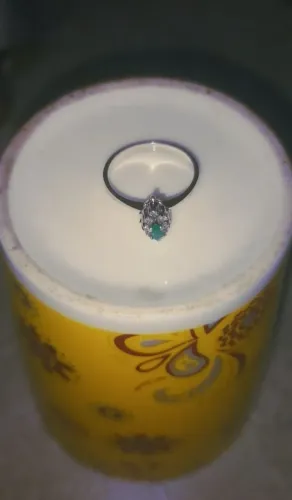 Anel de ouro branco 750k pedra esmeralda com brilhantes