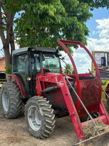 TRATOR AGRÍCOLA