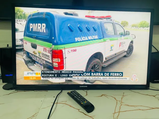 Vendo tv 32 polegadas e rack p/ sala
