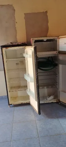 VENDE_SE DUAS GELADEIRA PRA RETIRADAS DE PEÇA OU PRA CONCERTO 