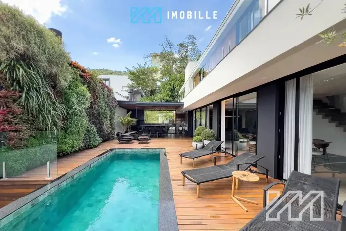 Casa com vista para o mar de Balneário Camboriú no condomínio Bella Vista.