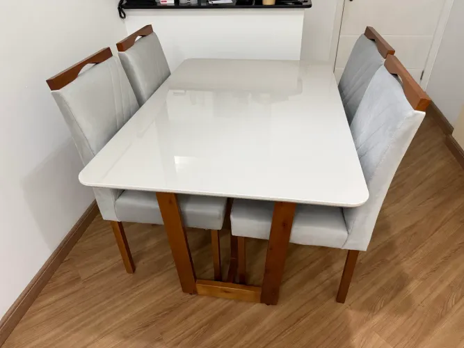 Mesa de vidro e 4 cadeiras de suede