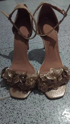 Sandália Com detalhe delicado _ R$ 20,00