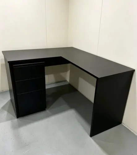 Mesa L com gaveteiro em mdf