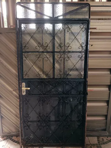 Vendo porta de ferro com janela de vidro tamanho 97cm/270cm10