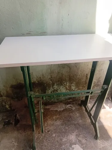Vende-se base pra maquina de costura interessado chama no WhatsApp *26