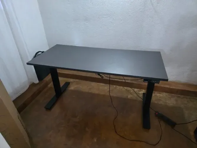GenioDesk PRO Mesa com Regulagem de Altura IMPECÁVEL + CALHA p/ FIOS