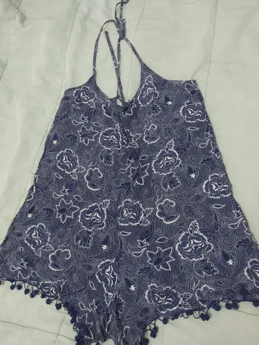 Sacola com várias peças de roupas em bom estado.