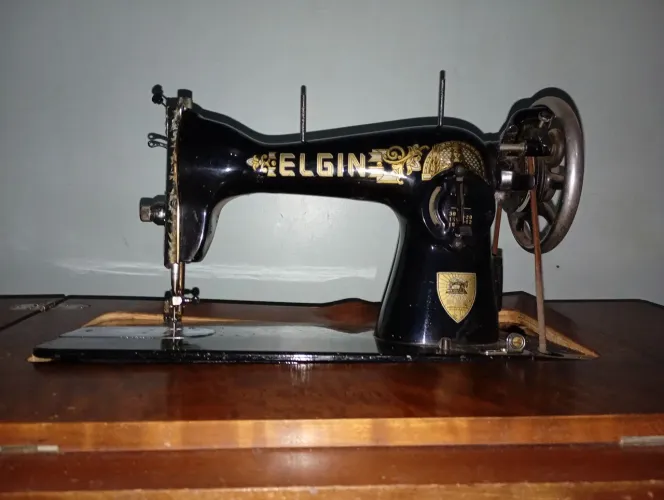 Máquina de costura Elgin 
