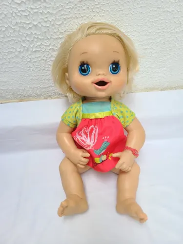 Boneca Baby Alive de 2010 - come, fala e faz xixi