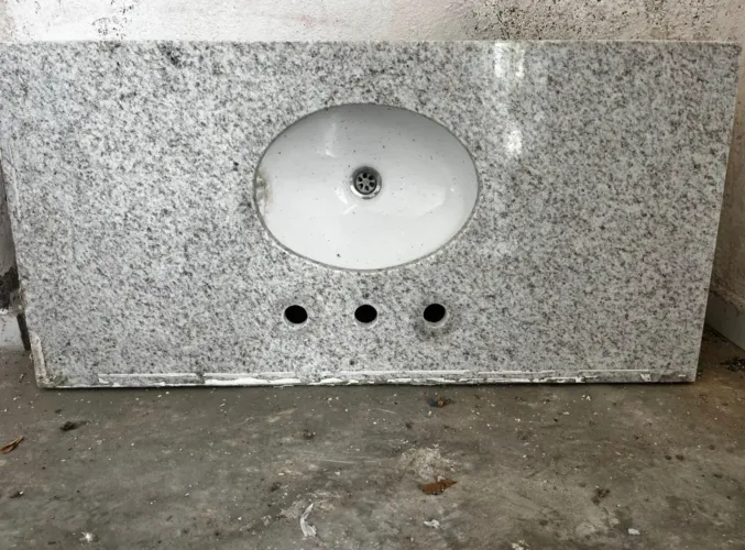 Bancada de Granito Branco Siema com uma Cuba embutida e torneira