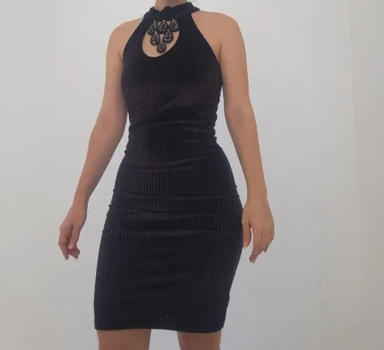 Vestido Preto Justo com Gola Alta e Detalhe no Decote