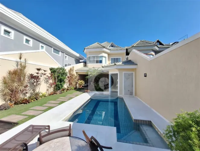 Casa em Condomínio Fechado 435m2 com 5 suítes na Barra da Tijuca