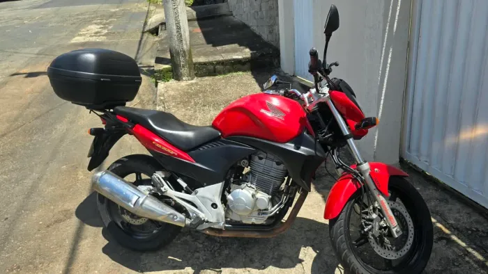 Moto CB300 Honda! Baixa quilometragem! Ótima oportunidade!