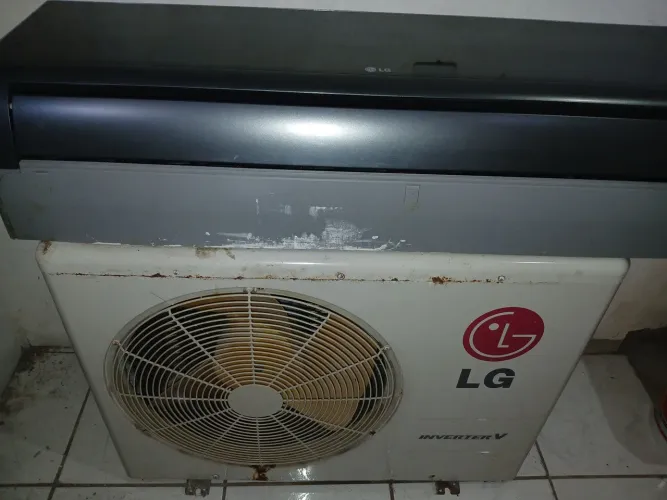 ar condicionado LG de 18 mil btu com vazamento na serpentina da condensadora 