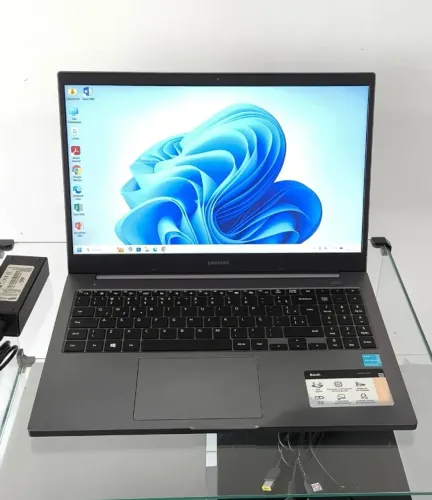 Notebook Samsung Celeron 4GB RAM SSD 128GB Tela 15.6 Full HD Bateria Nova