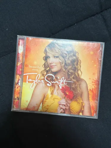 TAYLOR SWIFT BEAUTIFUL EYES