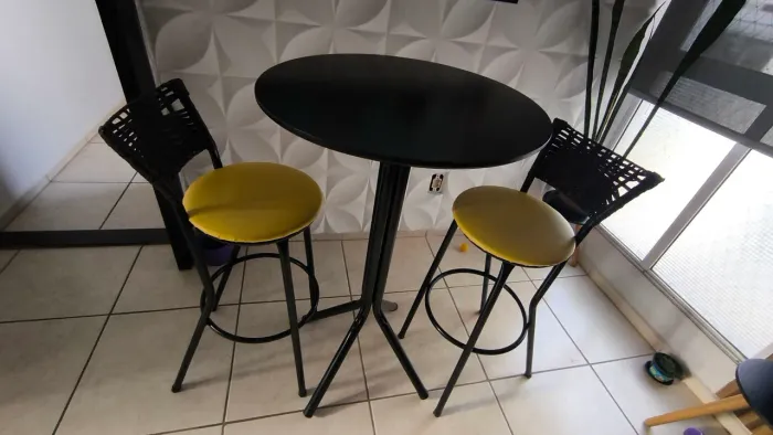 Mesa bistrô com 2 banquetas