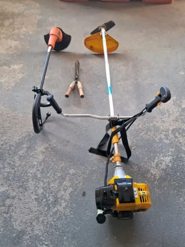 VENDO: 01 Roçadeira, Marca Vulcan Trent, Modelo VR430S, Potência 1,7 HP, 43 CC, Gasolina +