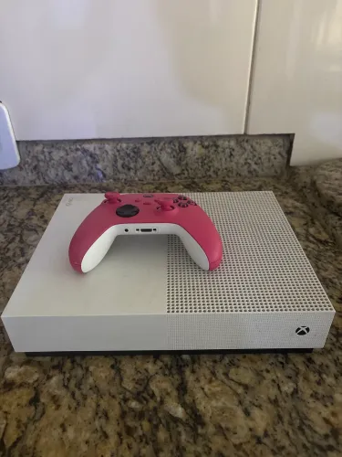 Xbox one S com controle original.