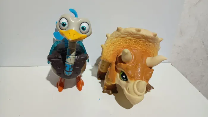 boneco avestruz miles do amanhã e bebê dinossauro os dois pelo valor anunciado