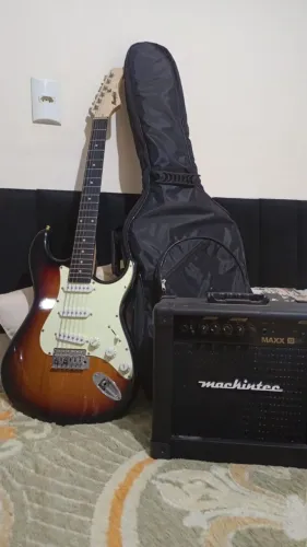KIT GUITARRA STRATOCASTER MEMPHIS MG30 + CASE + AMPLIFICADOR