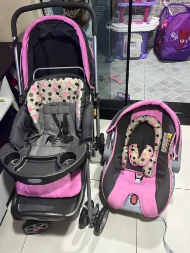 Carinho de bebe com bebê conforto