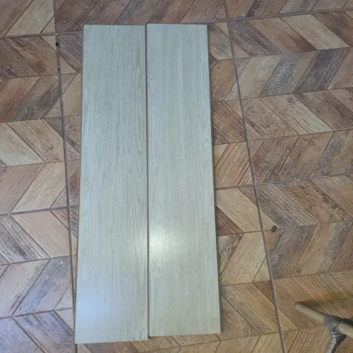 ~25 m² Piso laminado amadeirado claro + retalhos. Tamanho 0,20x1,30