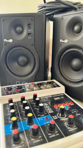 Monitores fluid e mesa USB 