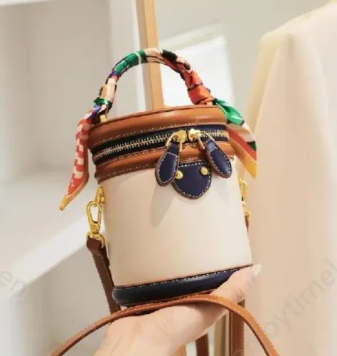 Bolsa bucket estruturada bege e caramelo com detalhes de lenço duas alças transversal