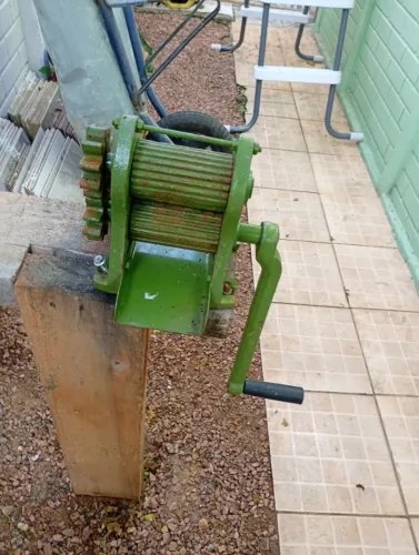 Moedor de cana manual. Semi novo