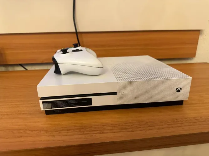 XBOX ONE S 1 TB - FUNCIONANDO PERFEITAMENTE