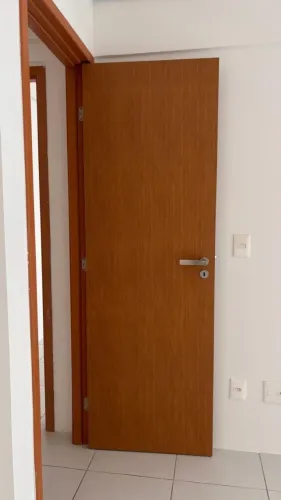 2 Portas em perfeito estado - com alisar e fechadura