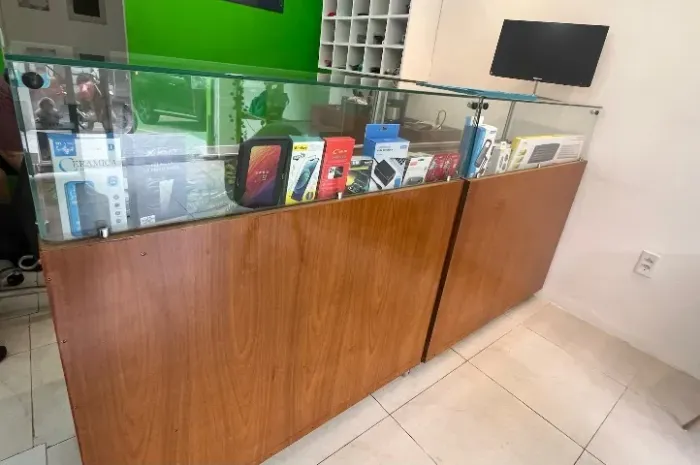 Balcão com vitrine e portas