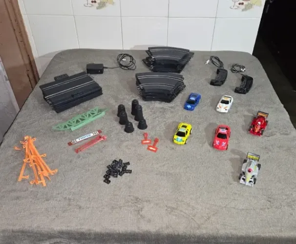 Autorama generico (sem caixa original), com pistas e decoração, leia a descrição!!!