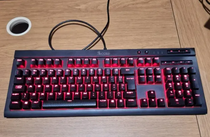 Teclado Mecânico Gamer Corsair K68 - Cherry MX Red - LED Vermelho