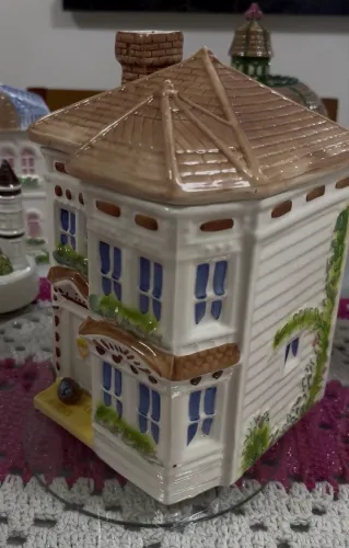 Casinha porcelana Avon com cestinha
