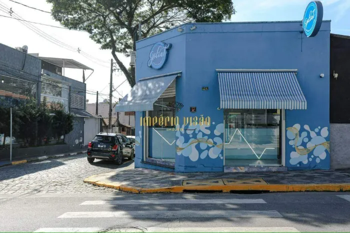 Salão Comercial para Alugar de esquina na região Central de Suzano-SP.