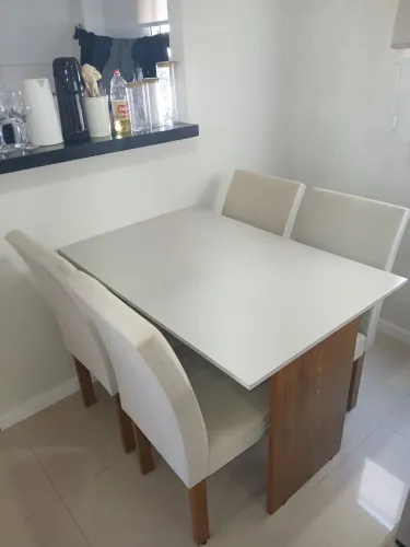 Mesa de jantar 4 lugares com cadeiras bege