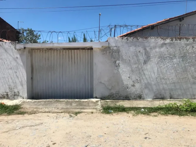 Duas  casas pelo preço de uma. 6 quarteirões para a praia da Caponga