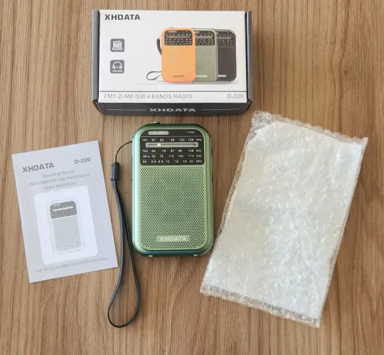 Rádio XHDATA D-220 ( radinho de pilha )