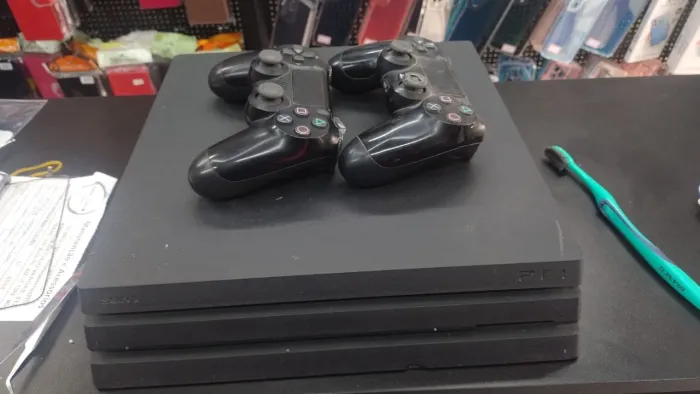 Vendo ps4 pro 1 tera, 3 manetes