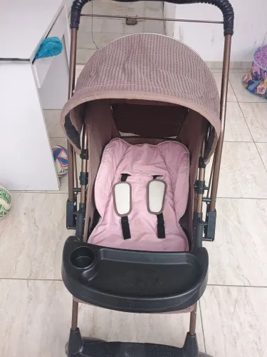 Carrinho de bebê com bebê conforto