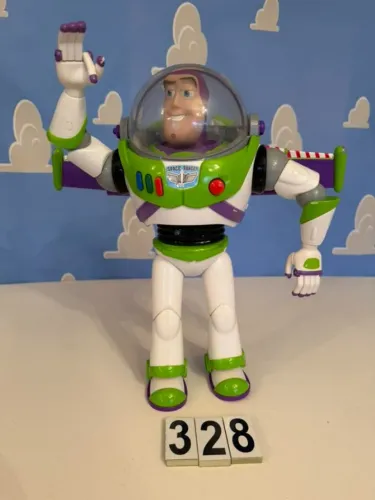 BUZZLIGHTYEAR DISNEY STORE GOLPE DE KARATE , TOY STORY,A LUZ DO LASER E DE UMA ASA NAO FUN
