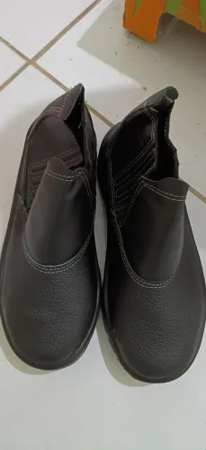 Vendo uma bota bico de plástico masculina. TAM. 39. Zerada