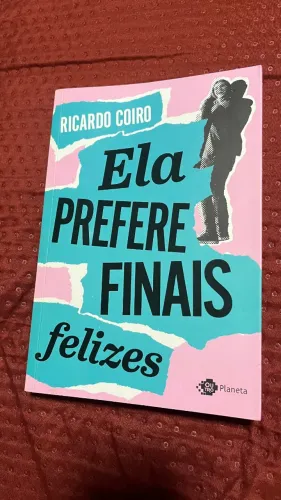 Livro Ela Prefere Finais Felizes, de Ricardo Coiro.