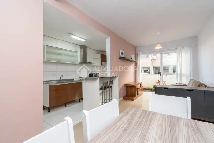Lindo apartamento 01 Dorm com armário, cama de casal, living 02 ambientes com sofá, armári